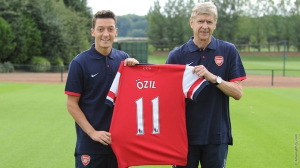 Özil officially unveiled for Arsenal (Arsenal Official)